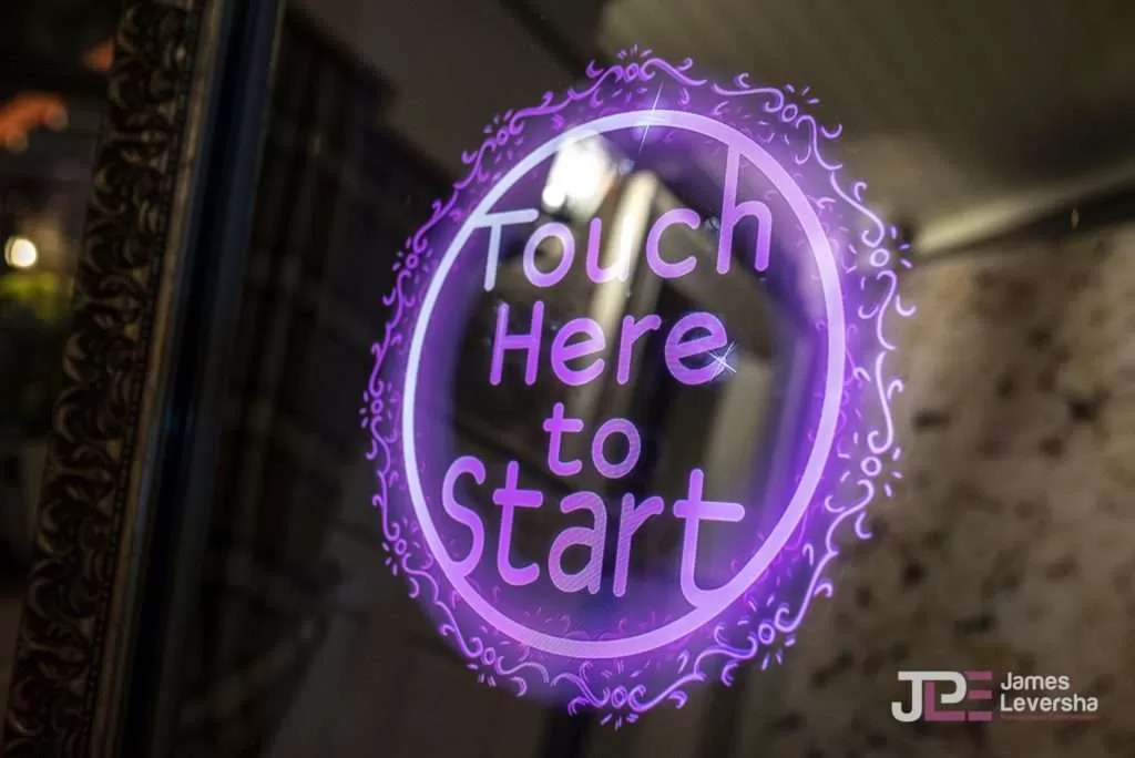 JLPE interactive Mirror Photobooth touchscreen